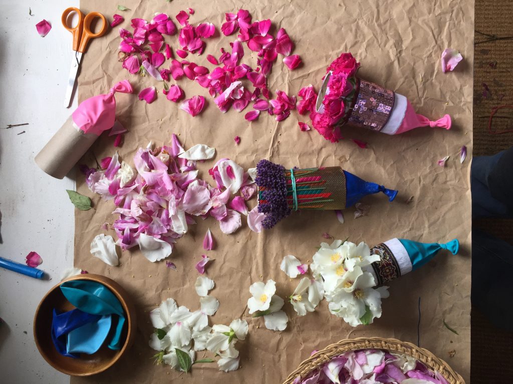 rose petal biodegradable party poppers nature confetti poppers made from recycled toilet roll tubes