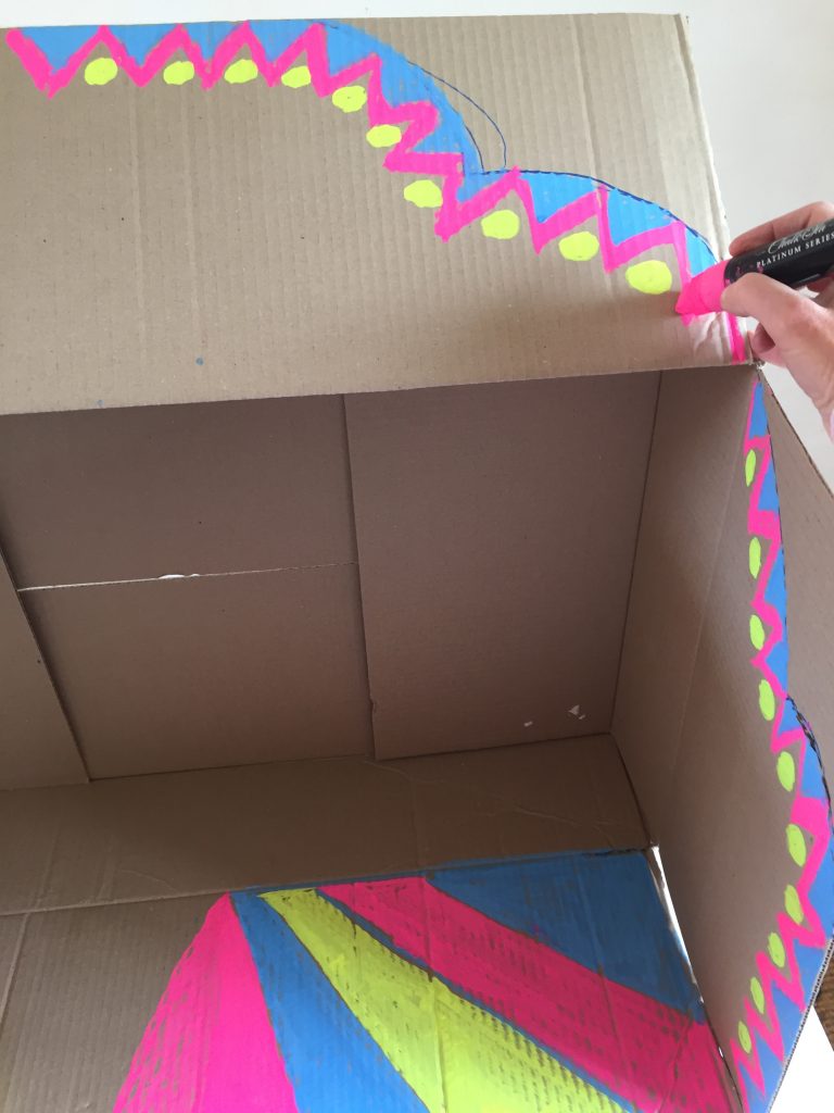Paint your cardboard box to create the frame of your sustainable party craft fairground party game