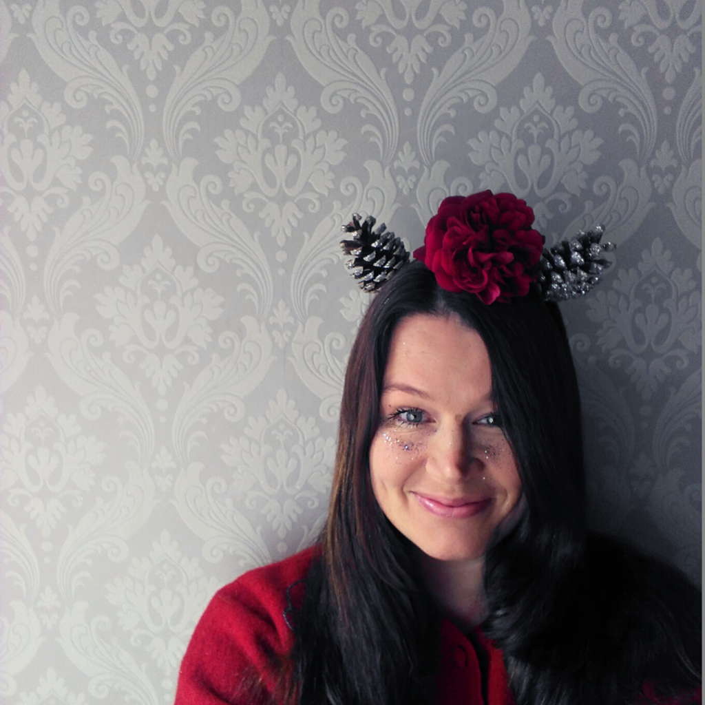make easy headband crafts for adults and kids with twigs, pine cones and flowers simple nature play craft diy idea for families