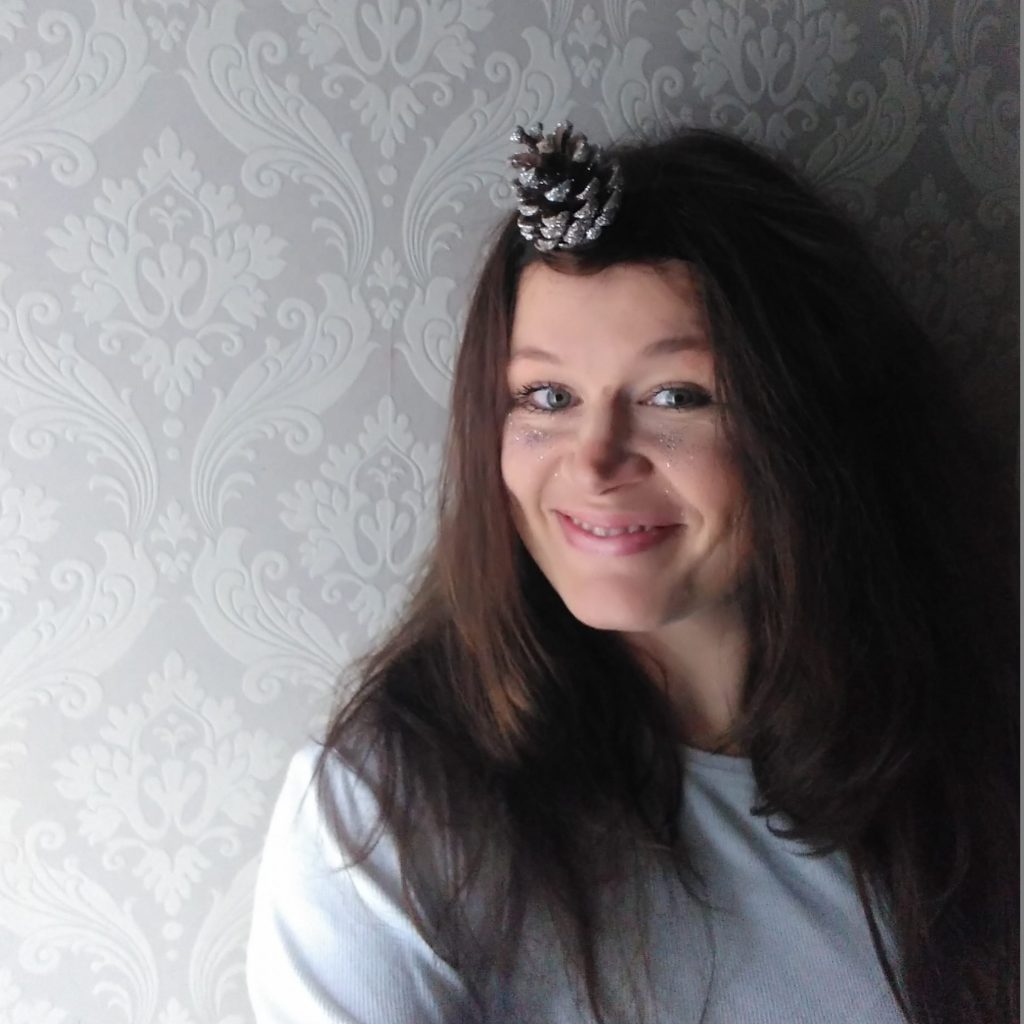 make easy headband crafts for adults and kids with twigs, pine cones and flowers simple nature play craft diy idea for families